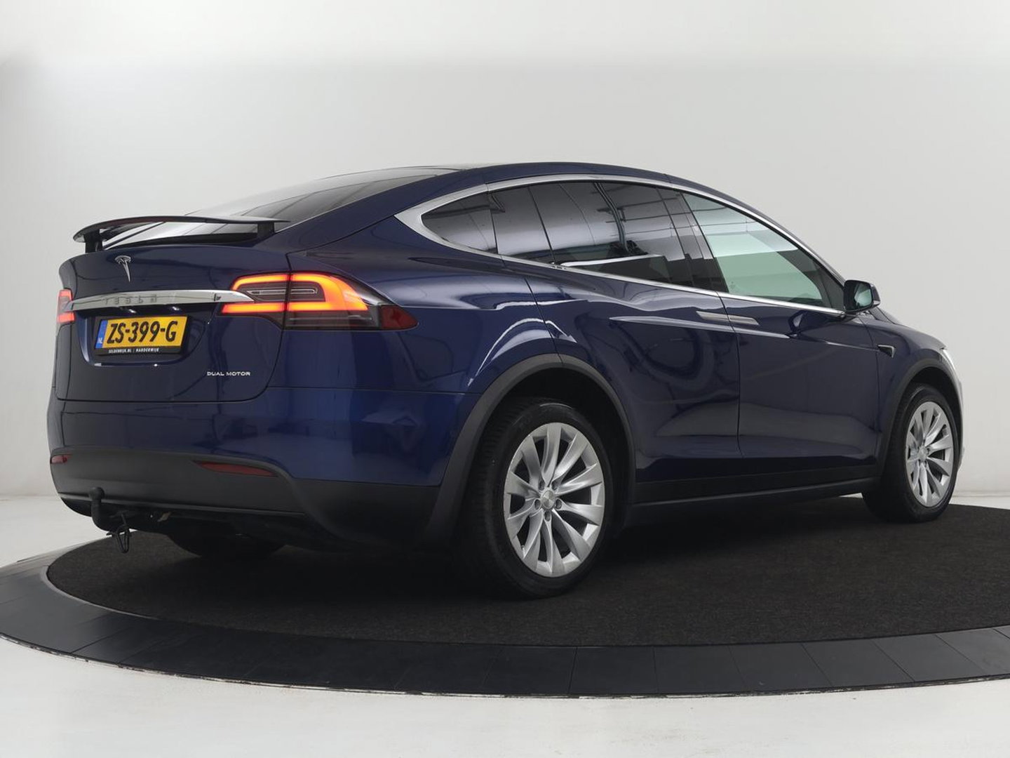 Tesla Model X Long Range | SOH 86% | Panoramadak | Trekhaak | 360 Camera | Stoel & Stuurverwarming | Adaptive cruise | Navigatie | DAB+ | Bluetooth | Climate control | Self-driving | Sfeerverlichting