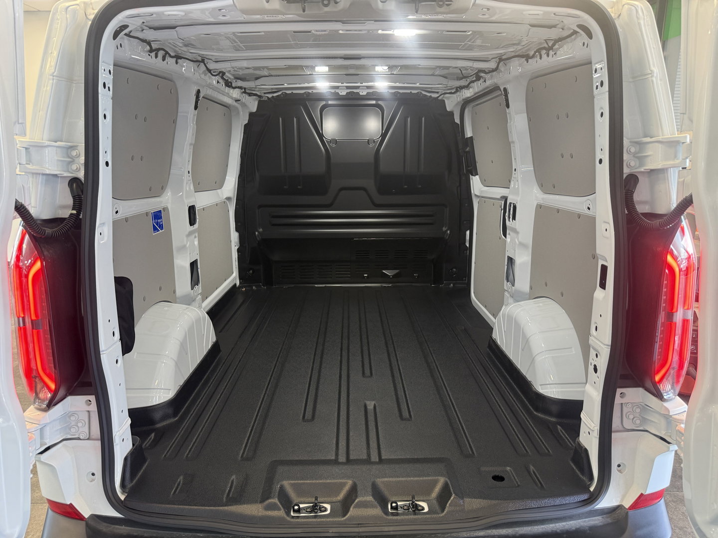 Ford E-Transit Cust. 320 L1H1 Trend 71 kWh Full-led 3-Persoons CruiseControl