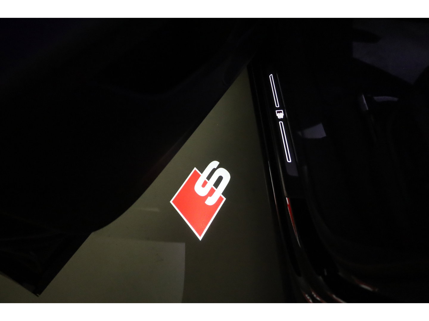 Audi Q8 60 TFSI e quattro Pro Line S Competition | Luchtvering | Pano | Matrix Led | AWD-besturing | Soft Close | 22'' RS | 360cam | B&O | Adapt. Cruise | Memory
