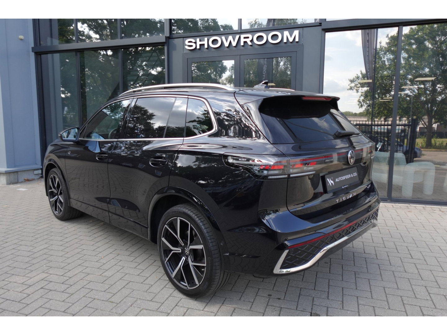 Volkswagen Tiguan 1.5 eTSI R-Line Business PANO KEYLESS H&K