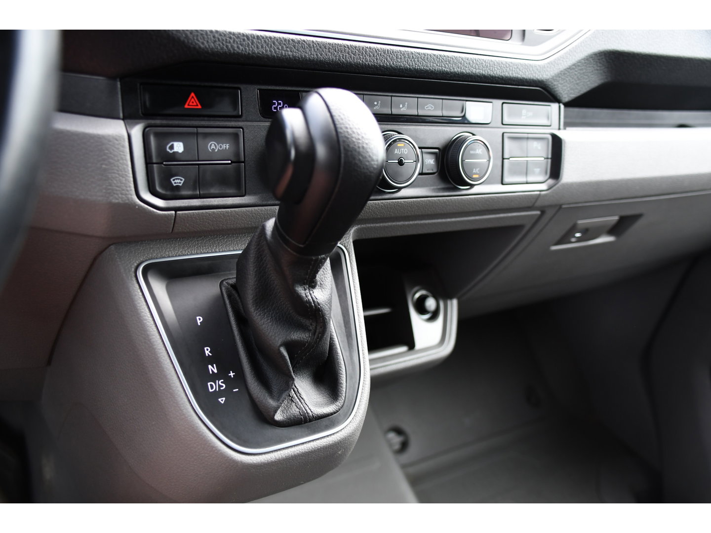 Volkswagen Crafter 35 2.0 TDI L3H3 PB Edition Camera, Adaptieve Cruise, Carplay, LED, Clima, 177pk, Automaat, Voorruit verwarming, Massage stoel, Uniek!