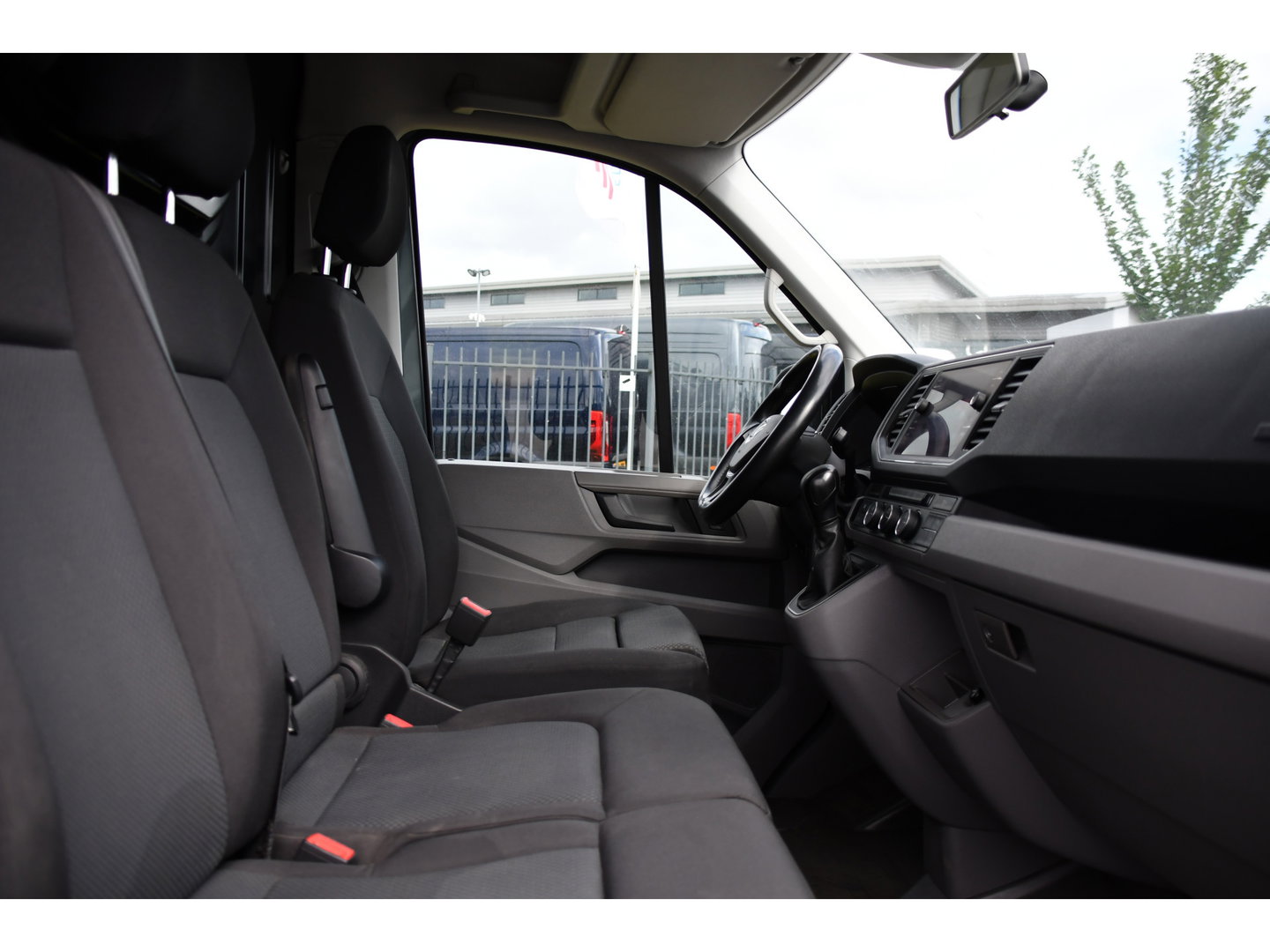 Volkswagen Crafter 35 2.0 TDI L3H3 PB Edition Camera, Adaptieve Cruise, Carplay, LED, Clima, 177pk, Automaat, Voorruit verwarming, Massage stoel, Uniek!