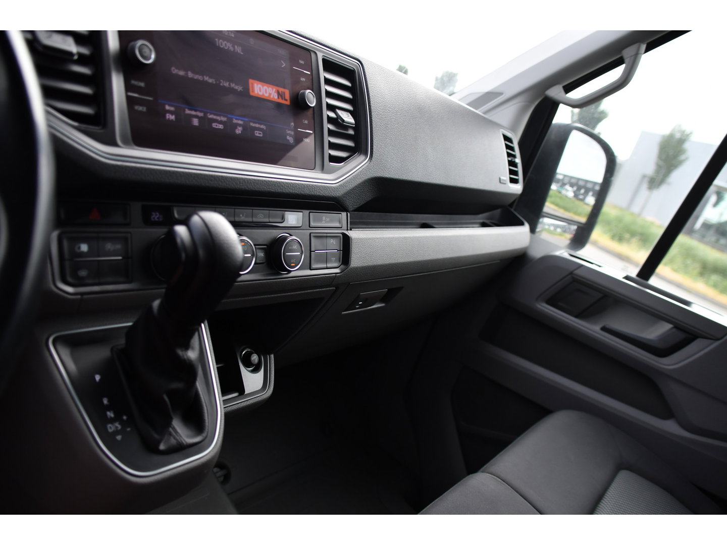 Volkswagen Crafter 35 2.0 TDI L3H3 PB Edition Camera, Adaptieve Cruise, Carplay, LED, Clima, 177pk, Automaat, Voorruit verwarming, Massage stoel, Uniek!