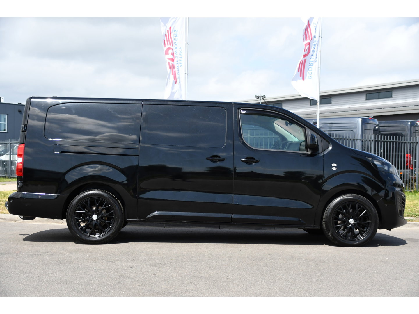 Opel Vivaro 2.0 CDTI L3H1 Black Edition Camera, Cruise, Carplay, Sensoren, 122pk, Automaat, Leder, Trekhaak, Multimedia, Uniek!