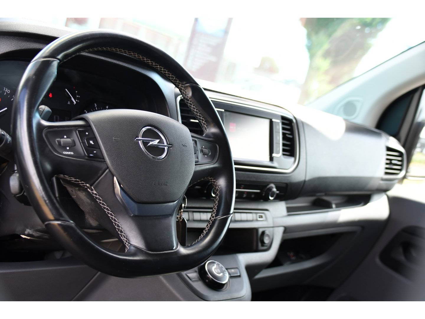 Opel Vivaro 2.0 CDTI L3H1 Black Edition Camera, Cruise, Carplay, Sensoren, 122pk, Automaat, Leder, Trekhaak, Multimedia, Uniek!