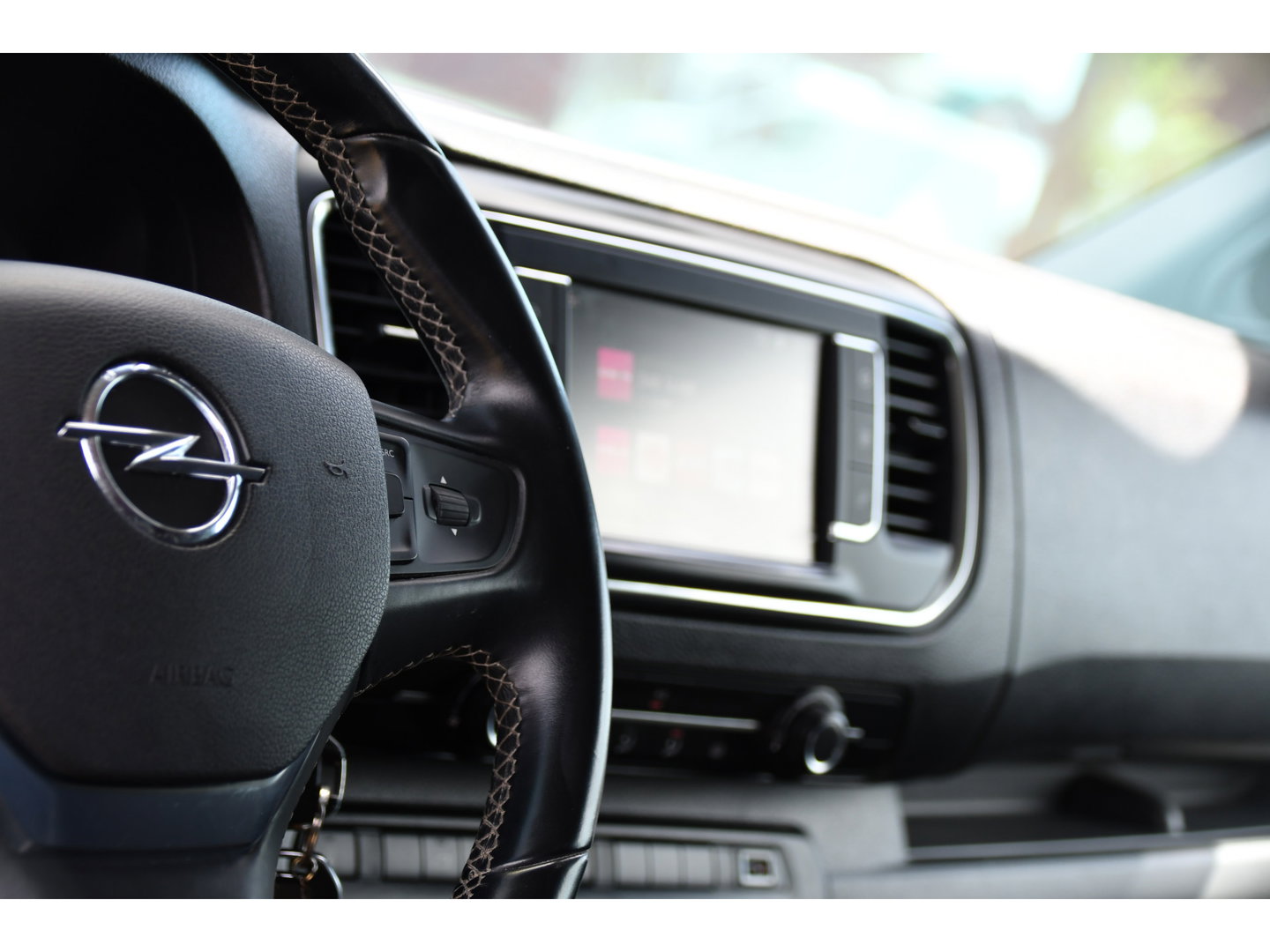 Opel Vivaro 2.0 CDTI L3H1 Black Edition Camera, Cruise, Carplay, Sensoren, 122pk, Automaat, Leder, Trekhaak, Multimedia, Uniek!