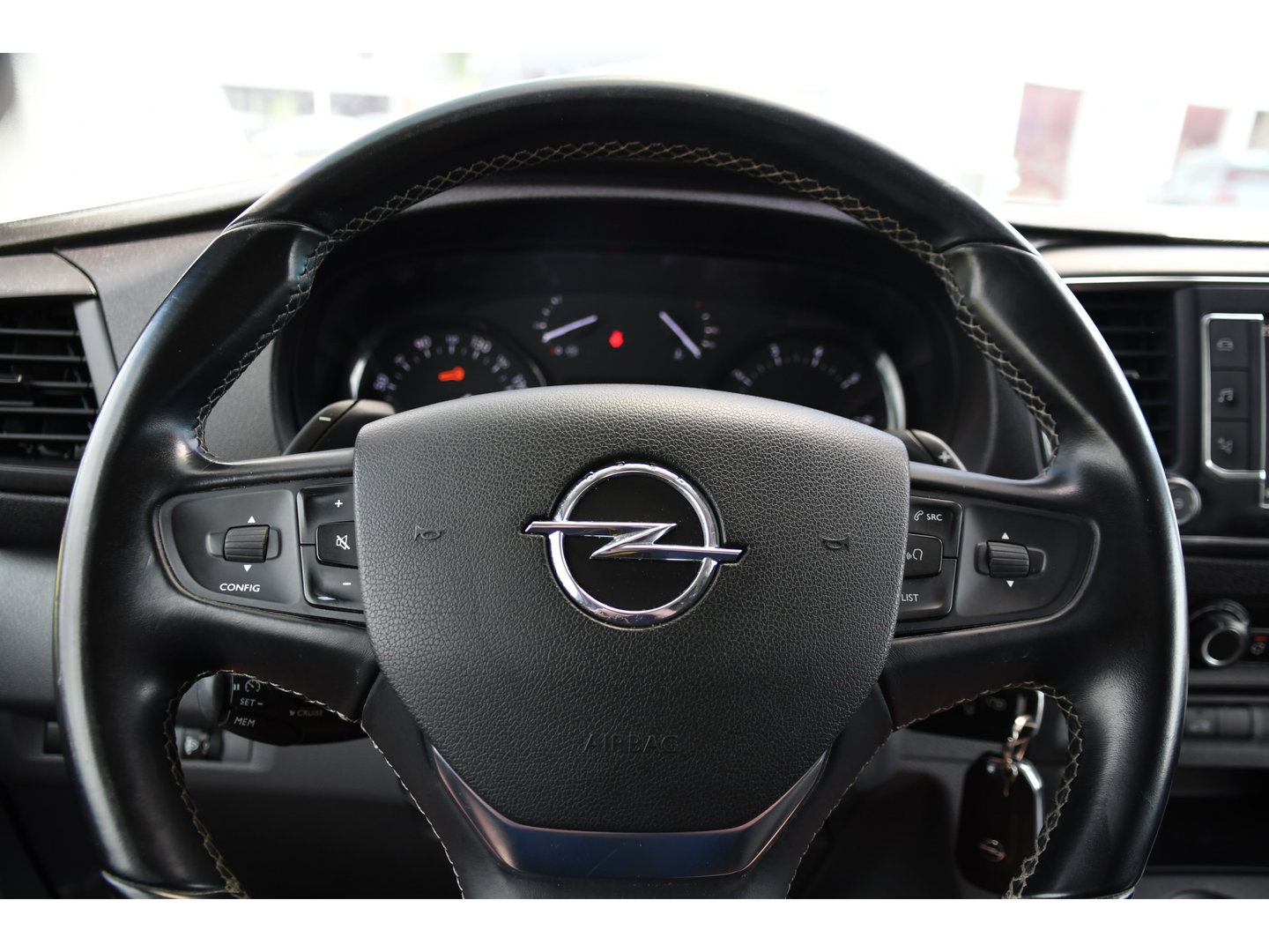 Opel Vivaro 2.0 CDTI L3H1 Black Edition Camera, Cruise, Carplay, Sensoren, 122pk, Automaat, Leder, Trekhaak, Multimedia, Uniek!