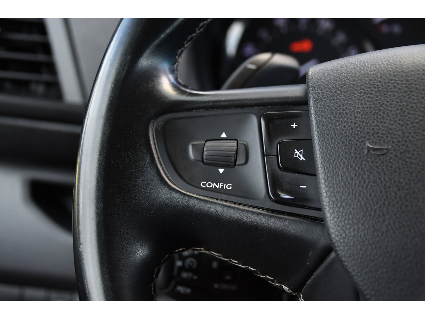 Opel Vivaro 2.0 CDTI L3H1 Black Edition Camera, Cruise, Carplay, Sensoren, 122pk, Automaat, Leder, Trekhaak, Multimedia, Uniek!