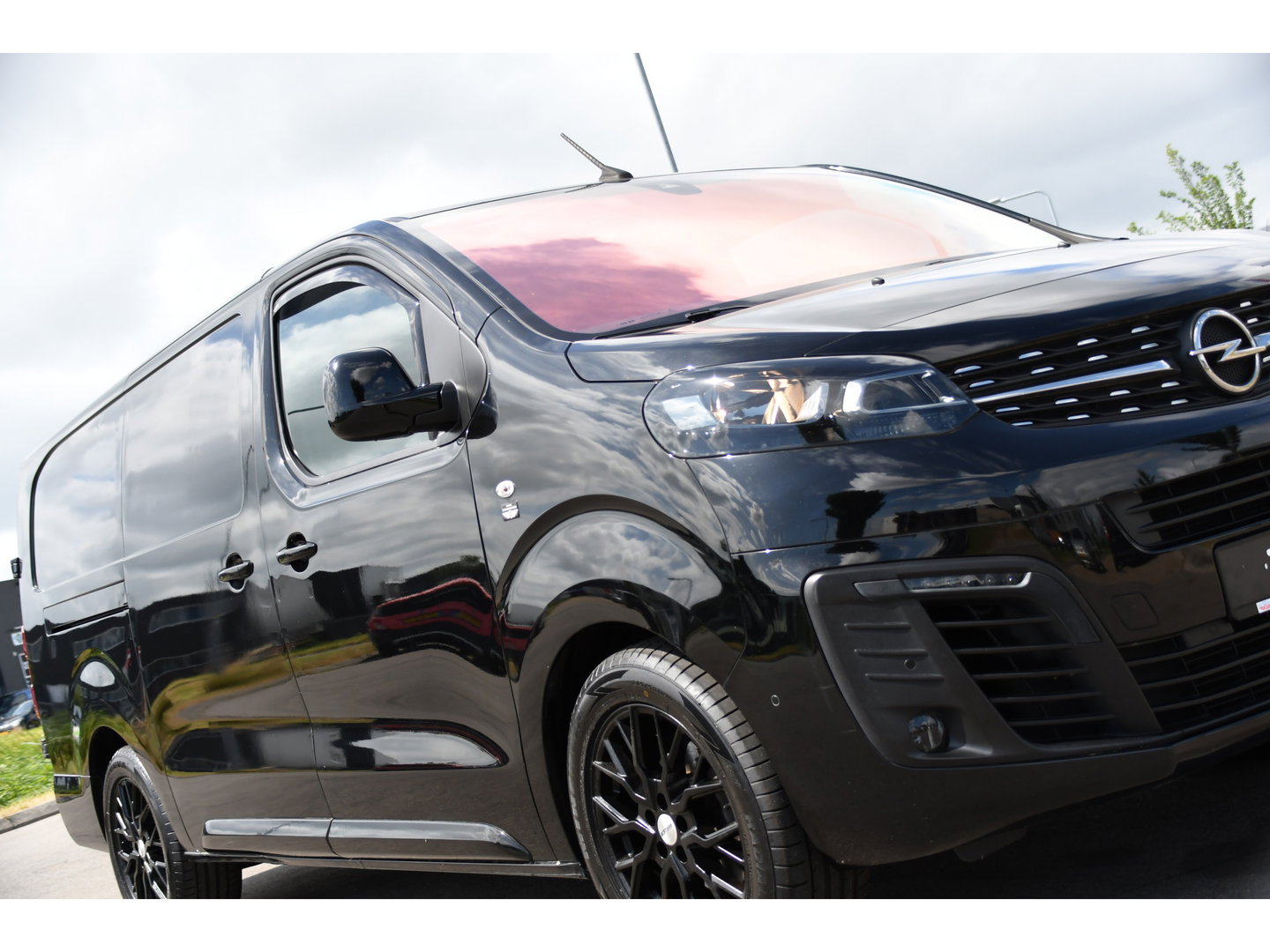 Opel Vivaro 2.0 CDTI L3H1 Black Edition Camera, Cruise, Carplay, Sensoren, 122pk, Automaat, Leder, Trekhaak, Multimedia, Uniek!
