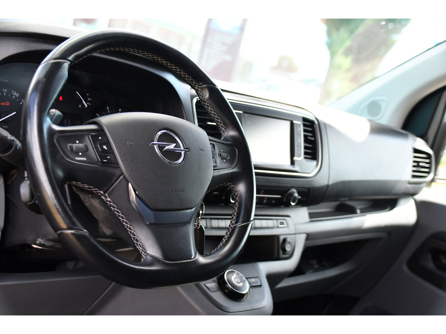 Opel Vivaro 2.0 CDTI L3H1 Black Edition Camera, Cruise, Carplay, Sensoren, 122pk, Automaat, Leder, Trekhaak, Multimedia, Uniek!