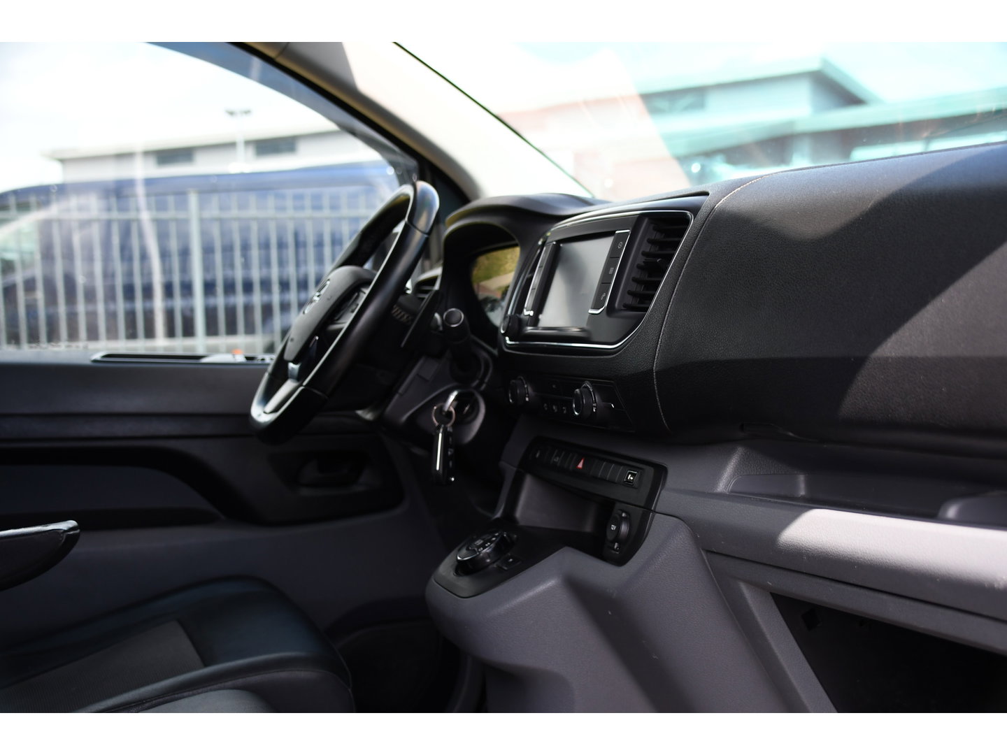 Opel Vivaro 2.0 CDTI L3H1 Black Edition Camera, Cruise, Carplay, Sensoren, 122pk, Automaat, Leder, Trekhaak, Multimedia, Uniek!