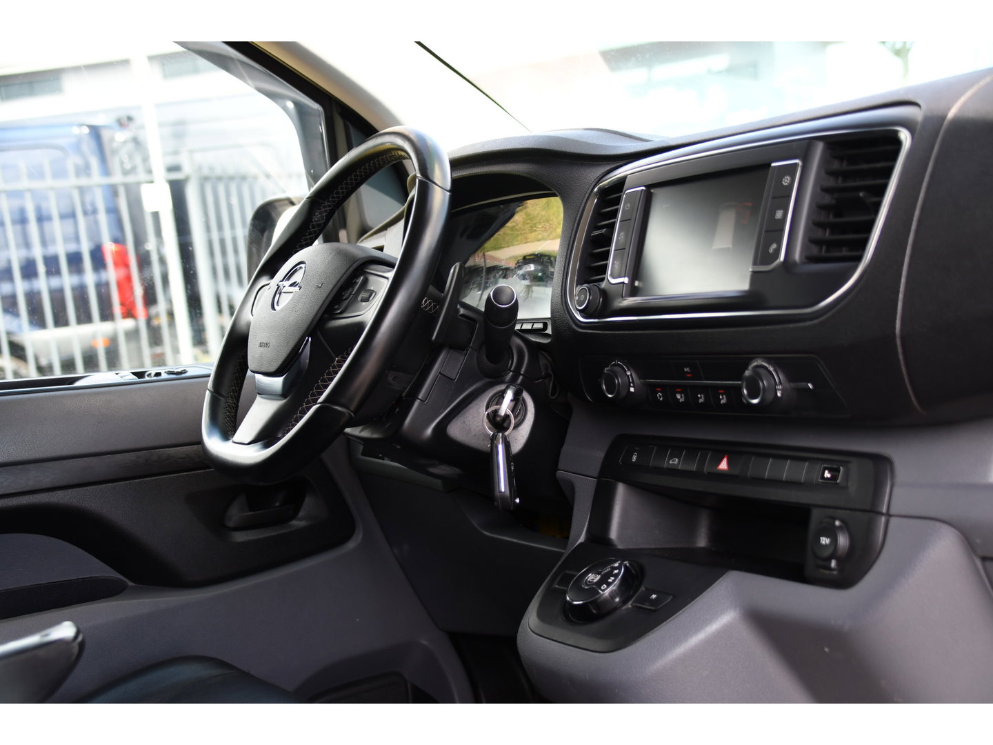 Opel Vivaro 2.0 CDTI L3H1 Black Edition Camera, Cruise, Carplay, Sensoren, 122pk, Automaat, Leder, Trekhaak, Multimedia, Uniek!