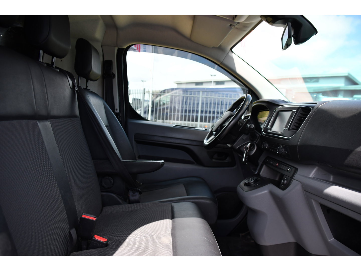Opel Vivaro 2.0 CDTI L3H1 Black Edition Camera, Cruise, Carplay, Sensoren, 122pk, Automaat, Leder, Trekhaak, Multimedia, Uniek!