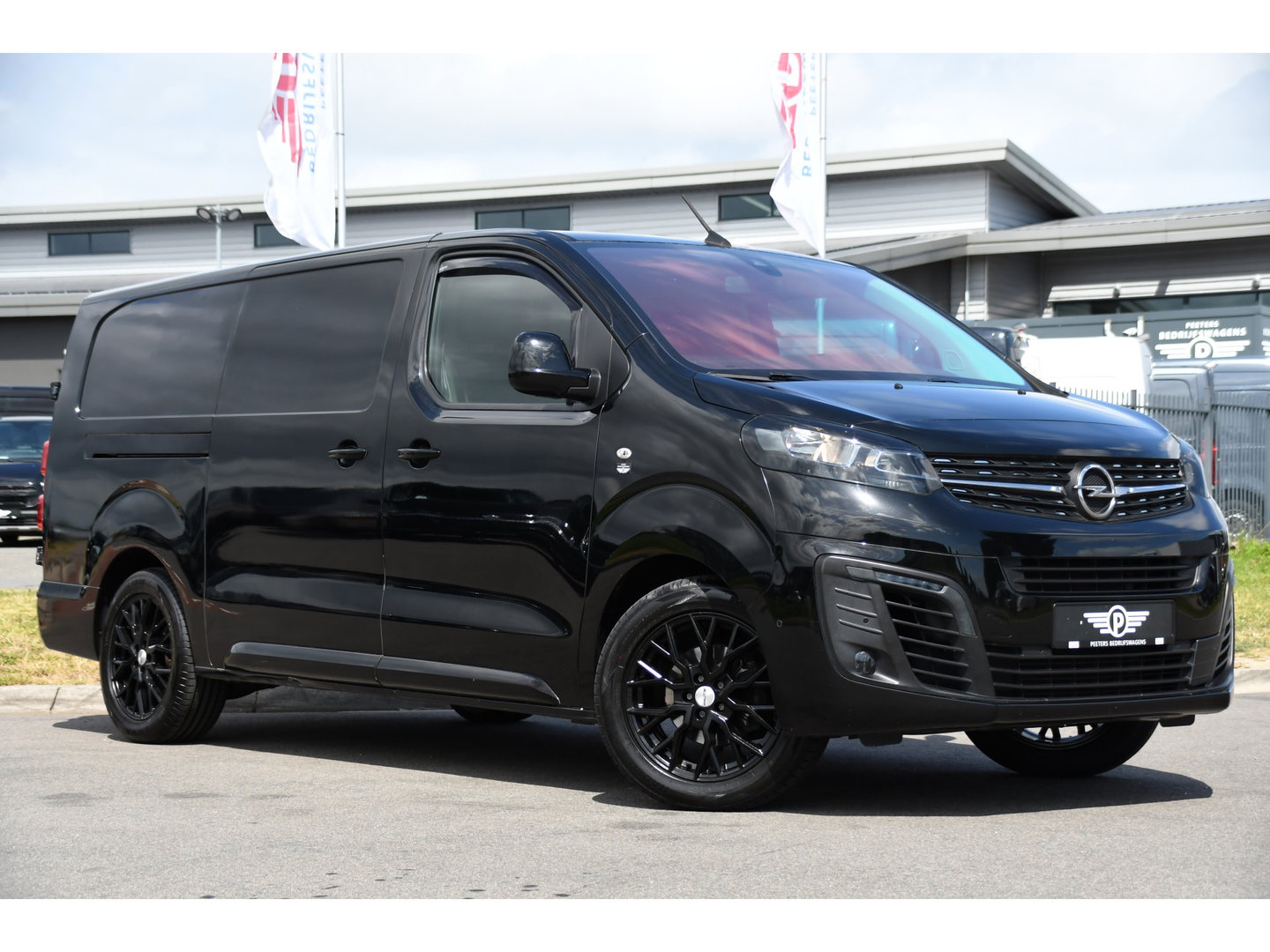 Opel Vivaro 2.0 CDTI L3H1 Black Edition Camera, Cruise, Carplay, Sensoren, 122pk, Automaat, Leder, Trekhaak, Multimedia, Uniek!