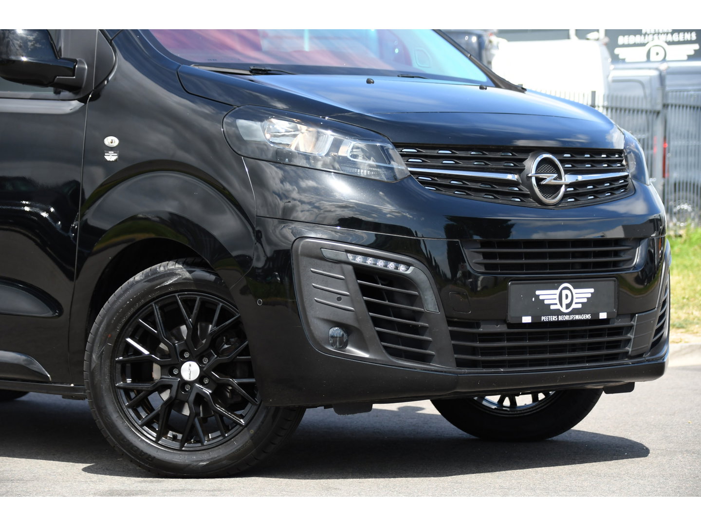Opel Vivaro 2.0 CDTI L3H1 Black Edition Camera, Cruise, Carplay, Sensoren, 122pk, Automaat, Leder, Trekhaak, Multimedia, Uniek!