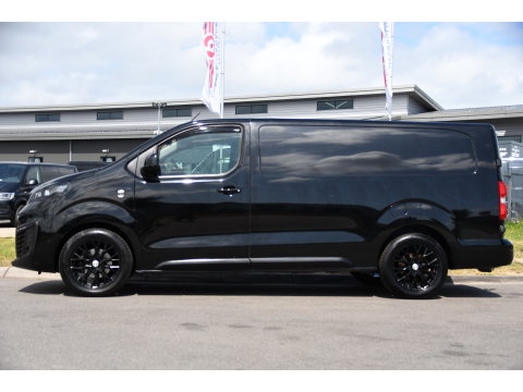 Opel Vivaro 2.0 CDTI L3H1 Black Edition Camera, Cruise, Carplay, Sensoren, 122pk, Automaat, Leder, Trekhaak, Multimedia, Uniek!