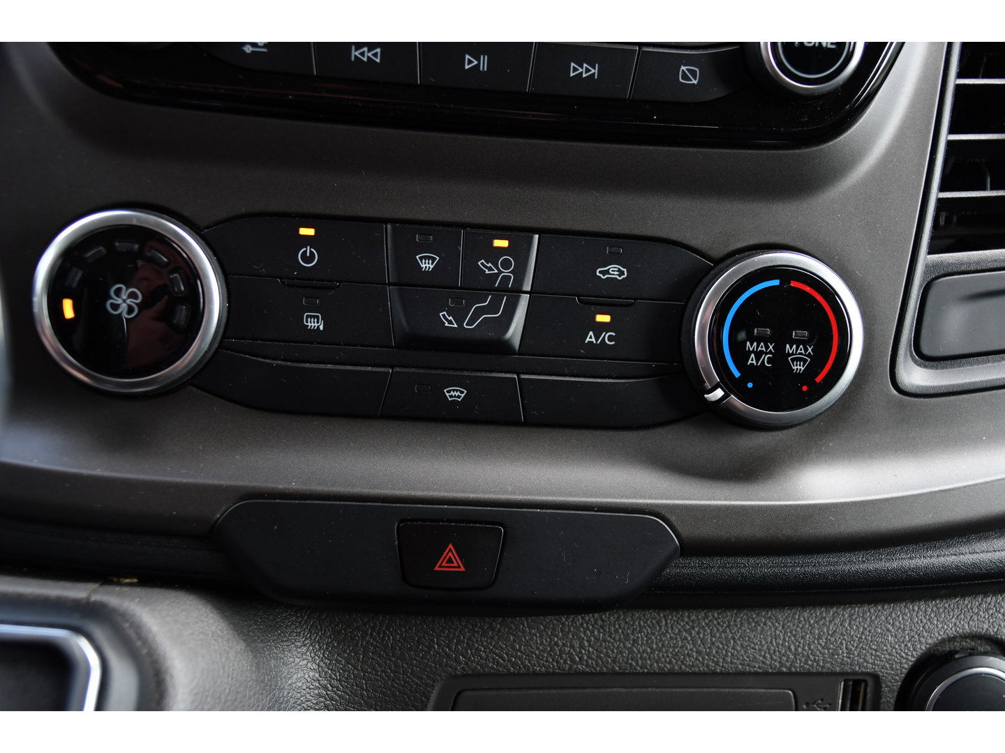 Ford Transit Custom 300 2.0 TDCI L2H1 Black Edition MARGE, Cruise, Carplay, LED, Sensoren, 130pk, Automaat, Multimedia, Sensoren, Uniek!