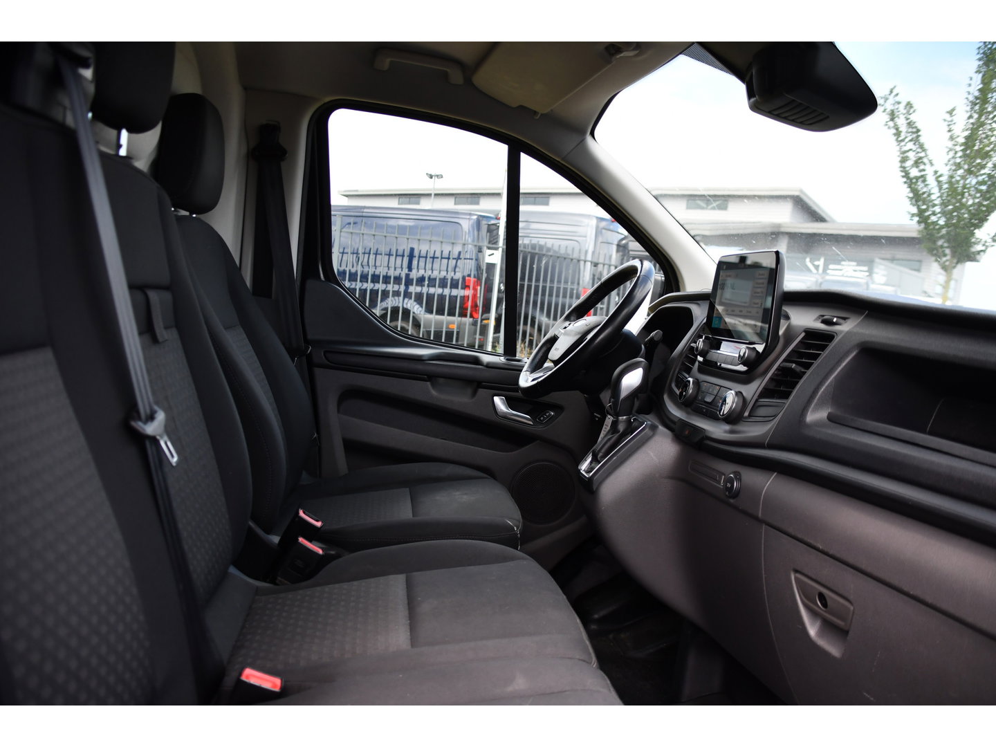 Ford Transit Custom 300 2.0 TDCI L2H1 Black Edition MARGE, Cruise, Carplay, LED, Sensoren, 130pk, Automaat, Multimedia, Sensoren, Uniek!