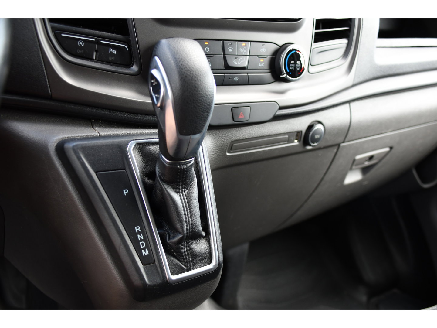 Ford Transit Custom 300 2.0 TDCI L2H1 Black Edition MARGE, Cruise, Carplay, LED, Sensoren, 130pk, Automaat, Multimedia, Sensoren, Uniek!
