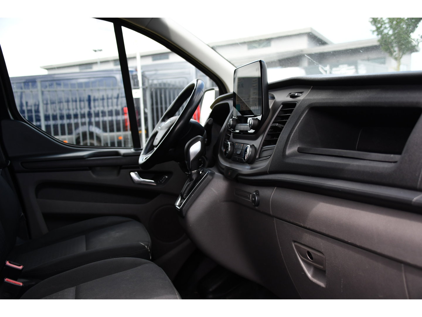 Ford Transit Custom 300 2.0 TDCI L2H1 Black Edition MARGE, Cruise, Carplay, LED, Sensoren, 130pk, Automaat, Multimedia, Sensoren, Uniek!