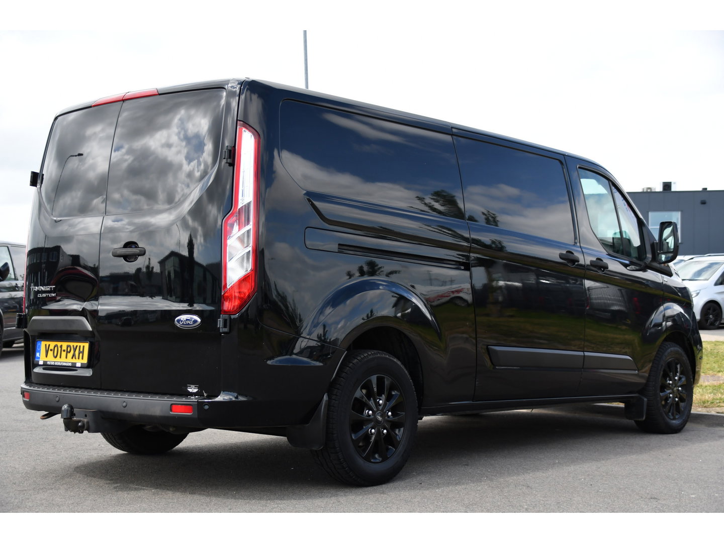 Ford Transit Custom 300 2.0 TDCI L2H1 Black Edition MARGE, Cruise, Carplay, LED, Sensoren, 130pk, Automaat, Multimedia, Sensoren, Uniek!