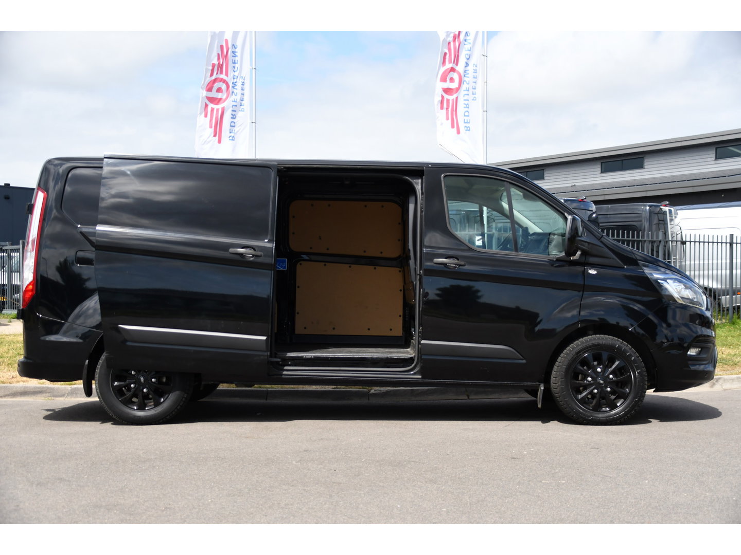 Ford Transit Custom 300 2.0 TDCI L2H1 Black Edition MARGE, Cruise, Carplay, LED, Sensoren, 130pk, Automaat, Multimedia, Sensoren, Uniek!