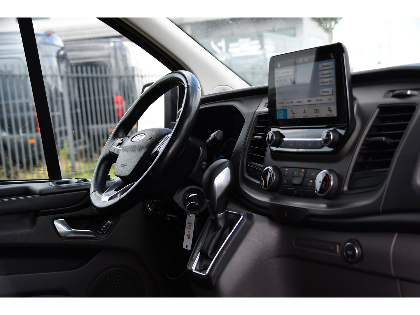 Ford Transit Custom 300 2.0 TDCI L2H1 Black Edition MARGE, Cruise, Carplay, LED, Sensoren, 130pk, Automaat, Multimedia, Sensoren, Uniek!