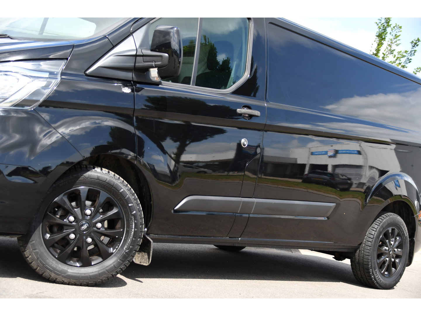 Ford Transit Custom 300 2.0 TDCI L2H1 Black Edition MARGE, Cruise, Carplay, LED, Sensoren, 130pk, Automaat, Multimedia, Sensoren, Uniek!