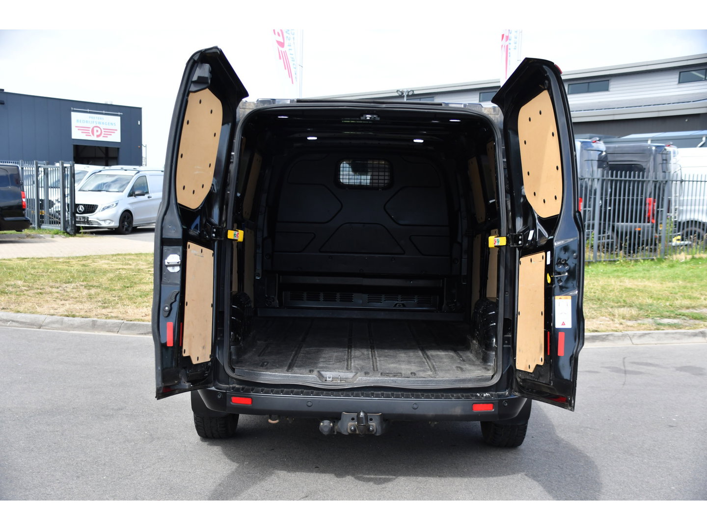 Ford Transit Custom 300 2.0 TDCI L2H1 Black Edition MARGE, Cruise, Carplay, LED, Sensoren, 130pk, Automaat, Multimedia, Sensoren, Uniek!