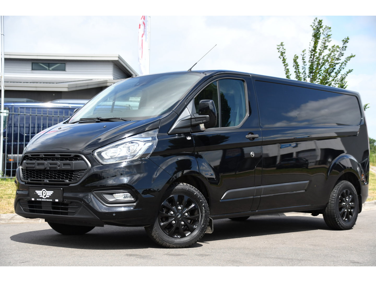 Ford Transit Custom 300 2.0 TDCI L2H1 Black Edition MARGE, Cruise, Carplay, LED, Sensoren, 130pk, Automaat, Multimedia, Sensoren, Uniek!