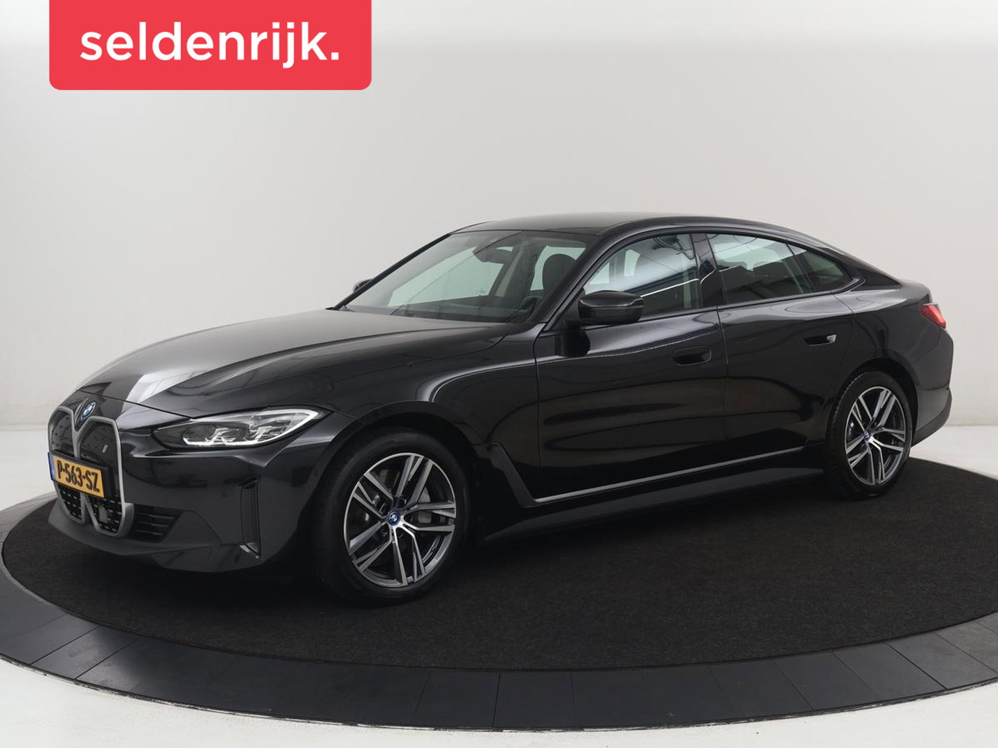 BMW i4 eDrive40 84 kWh | SOH 93,8% | Camera | Adaptive cruise | Climate control | Navigatie | DAB+ | Bluetooth | Stoelverwarming | Carplay