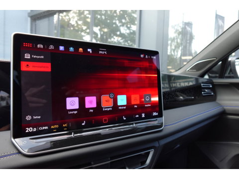 Volkswagen Tiguan 1.5 eTSI R-Line Business PANO KEYLESS H&K