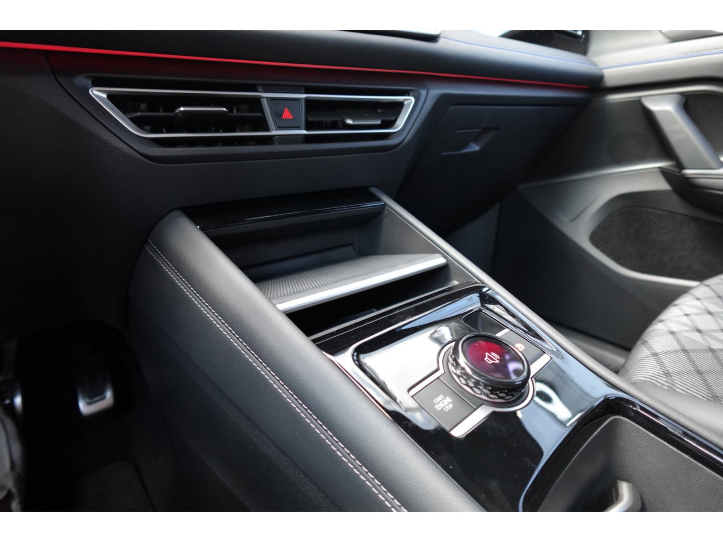 Volkswagen Tiguan 1.5 eTSI R-Line Business PANO KEYLESS H&K