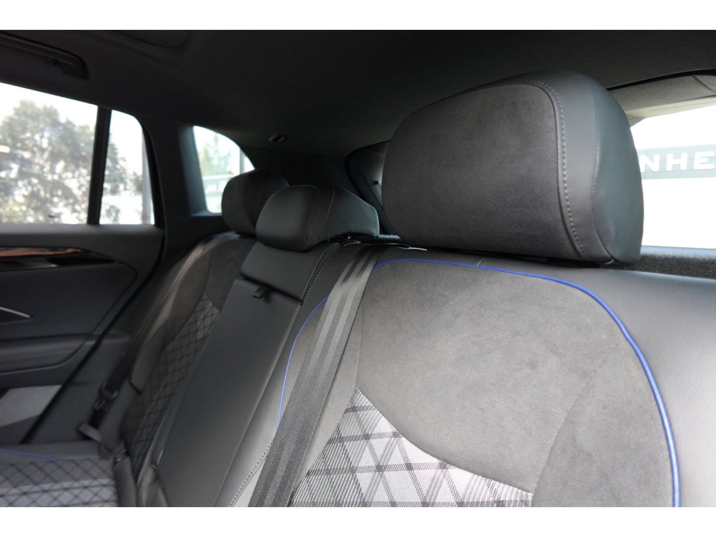 Volkswagen Tiguan 1.5 eTSI R-Line Business PANO KEYLESS H&K