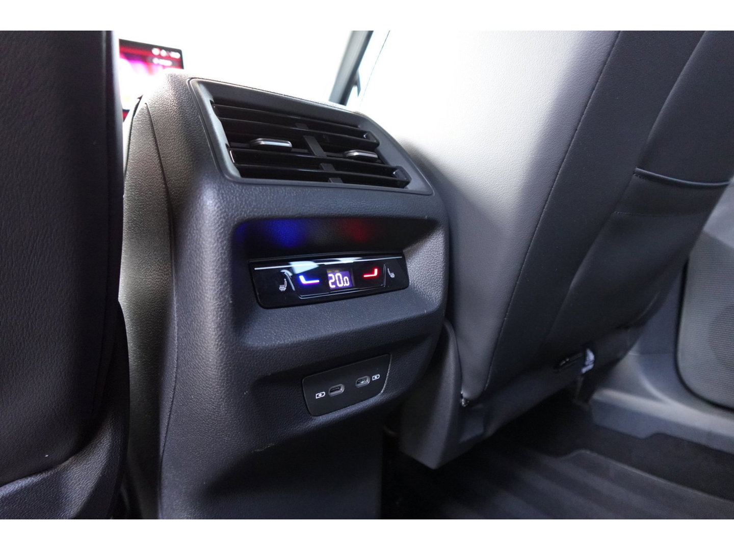 Volkswagen Tiguan 1.5 eTSI R-Line Business PANO KEYLESS H&K