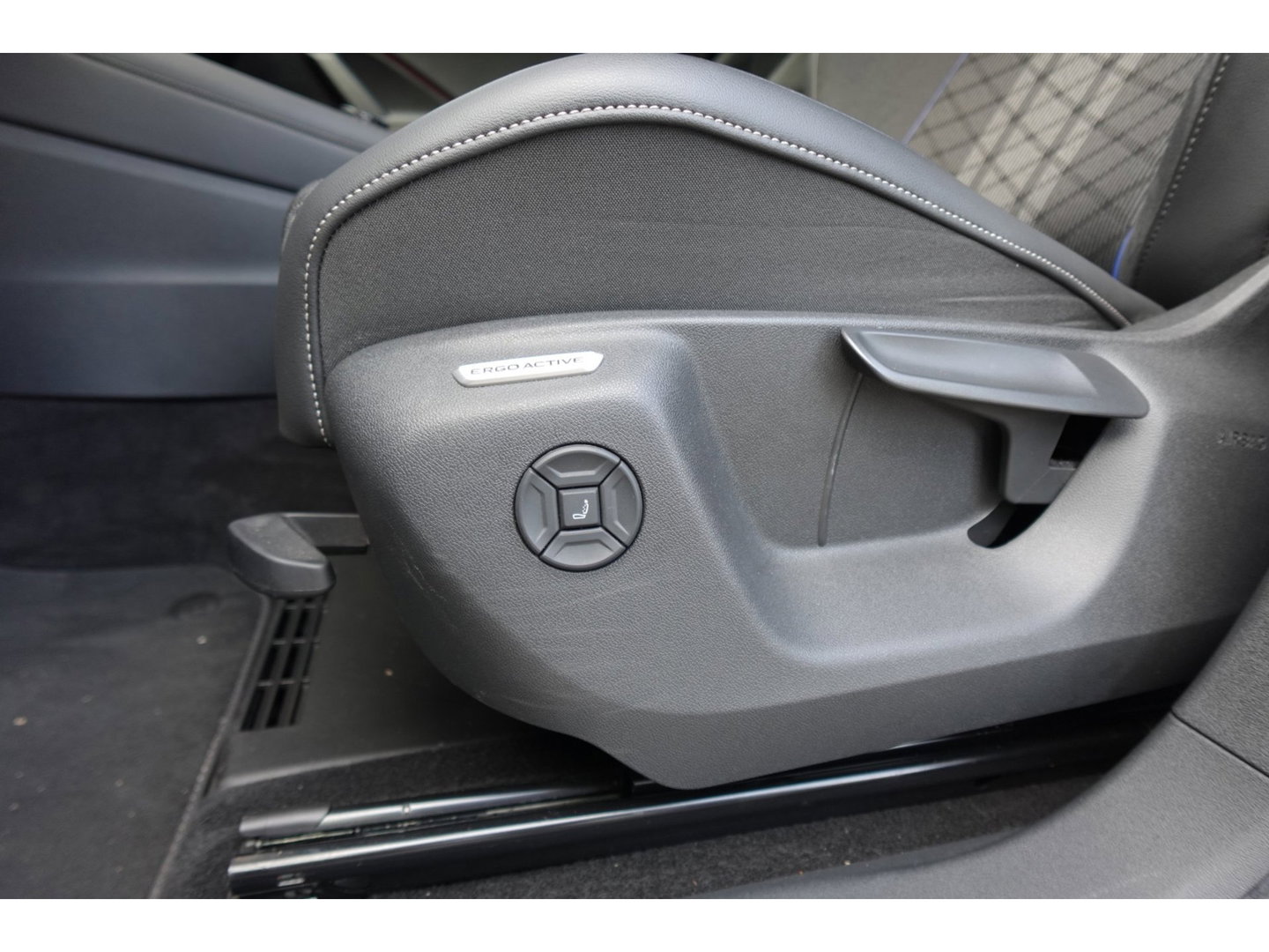 Volkswagen Tiguan 1.5 eTSI R-Line Business PANO KEYLESS H&K
