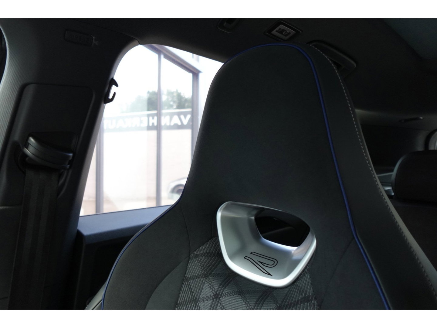 Volkswagen Tiguan 1.5 eTSI R-Line Business PANO KEYLESS H&K