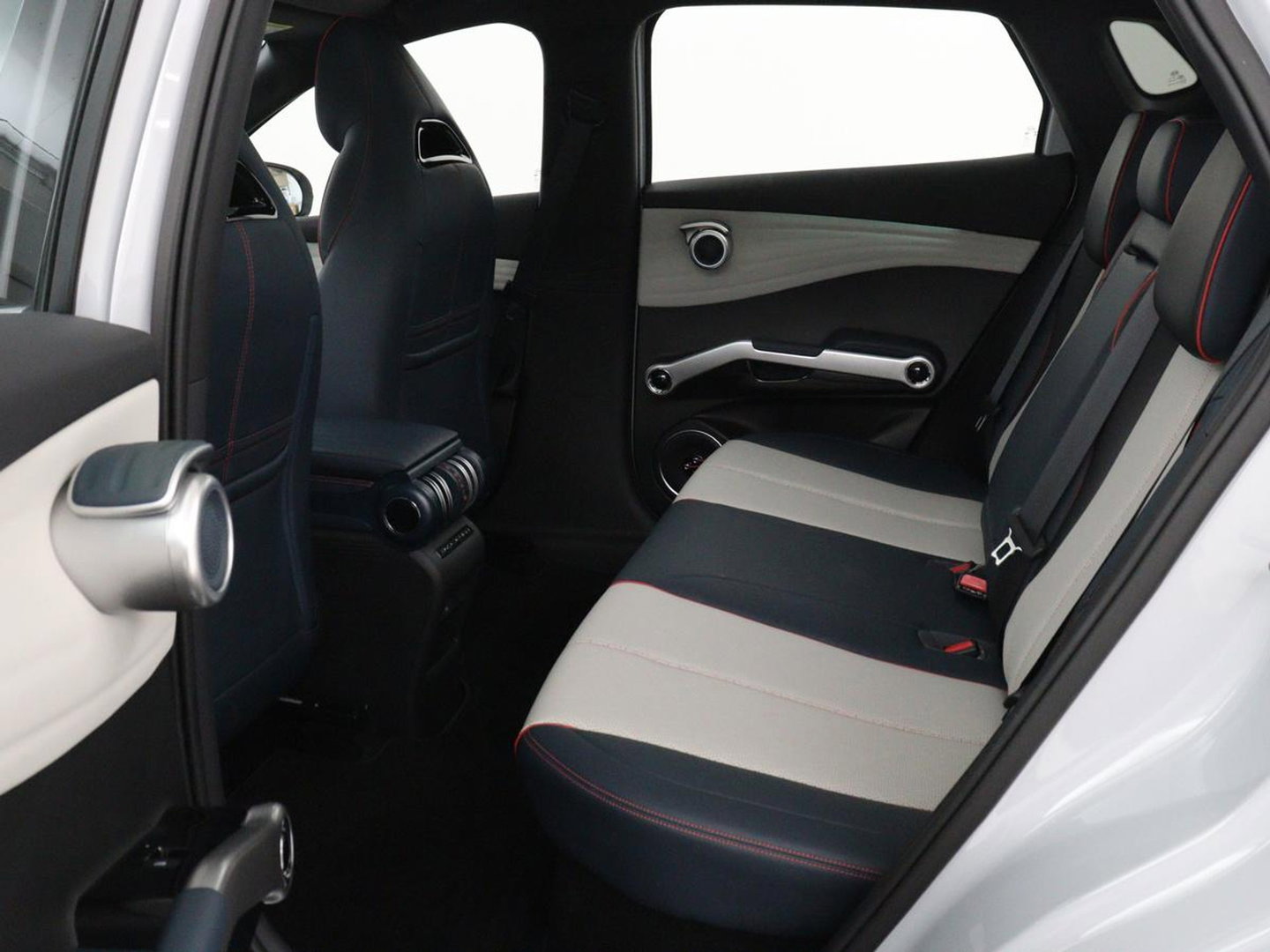 BYD ATTO 3 Comfort 60 kWh | Warmtepomp | 92.5% SOH | 3-Fase | Panoramadak | Adaptive cruise | 360 camera | DAB+ | Carplay | Dodehoek detectie | Leder