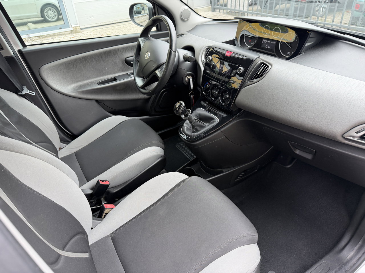 Lancia Ypsilon