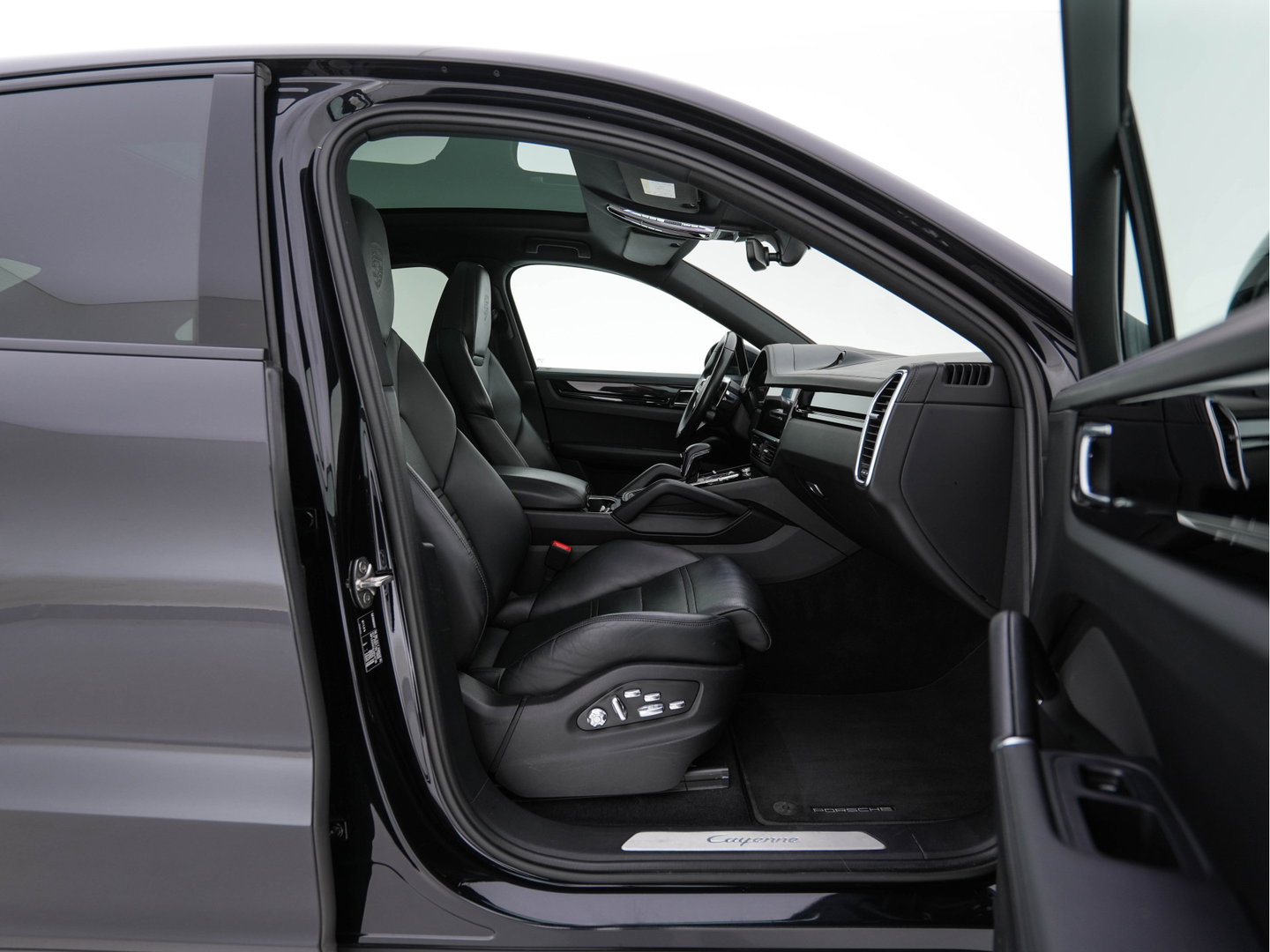 Porsche Cayenne 3.0 E-Hybrid (Plug-in) (INCL.BTW) *PANO | HEAD-UP | LEATHER | ADAPTIVE-CRUISE | FULL-LED | TOP-VIEW | BOSE-SOUND | MEMORY-PACK | SPORT-CHRONO | HEATED-COMFORTSEATS | KEYLESS | NAVI-FULLMAP | PRIVACY-GLASS |  22''AL