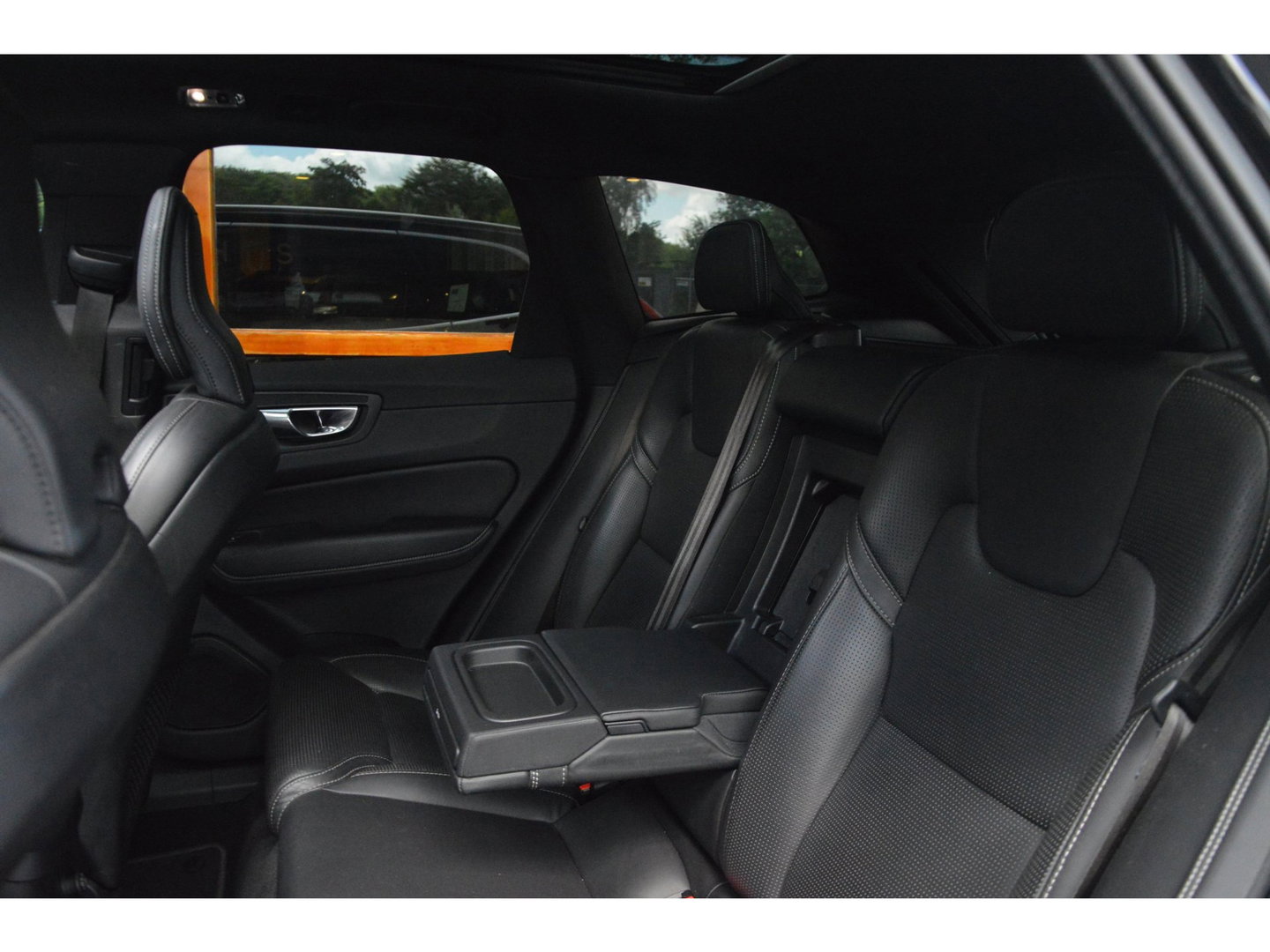 Volvo XC60 T8 Hybride AWD R-Design | Geventileerde stoelen | Panoramadak | Harman/Kardon | 360° Camera | BLIS |