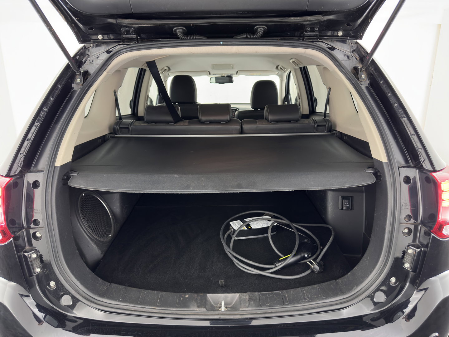 Mitsubishi Outlander 2.0 PHEV Executive Edition Aut. *LEATHER-MICROFIBRE | NAVI-FULLMAP | KEYLESS | HEATED-COMFORTSEATS | ECC | SHIFTPADDLES | PDC | CRUISE | PRIVACY-GLASS | TOWBAR | 18''ALU*