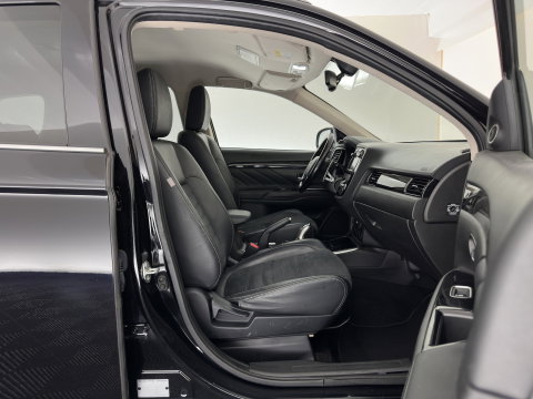 Mitsubishi Outlander 2.0 PHEV Executive Edition Aut. *LEATHER-MICROFIBRE | NAVI-FULLMAP | KEYLESS | HEATED-COMFORTSEATS | ECC | SHIFTPADDLES | PDC | CRUISE | PRIVACY-GLASS | TOWBAR | 18''ALU*