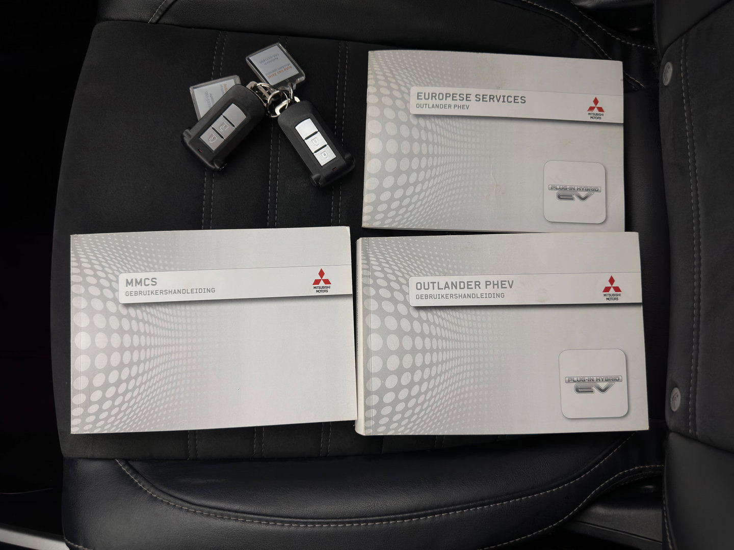 Mitsubishi Outlander 2.0 PHEV Executive Edition Aut. *LEATHER-MICROFIBRE | NAVI-FULLMAP | KEYLESS | HEATED-COMFORTSEATS | ECC | SHIFTPADDLES | PDC | CRUISE | PRIVACY-GLASS | TOWBAR | 18''ALU*