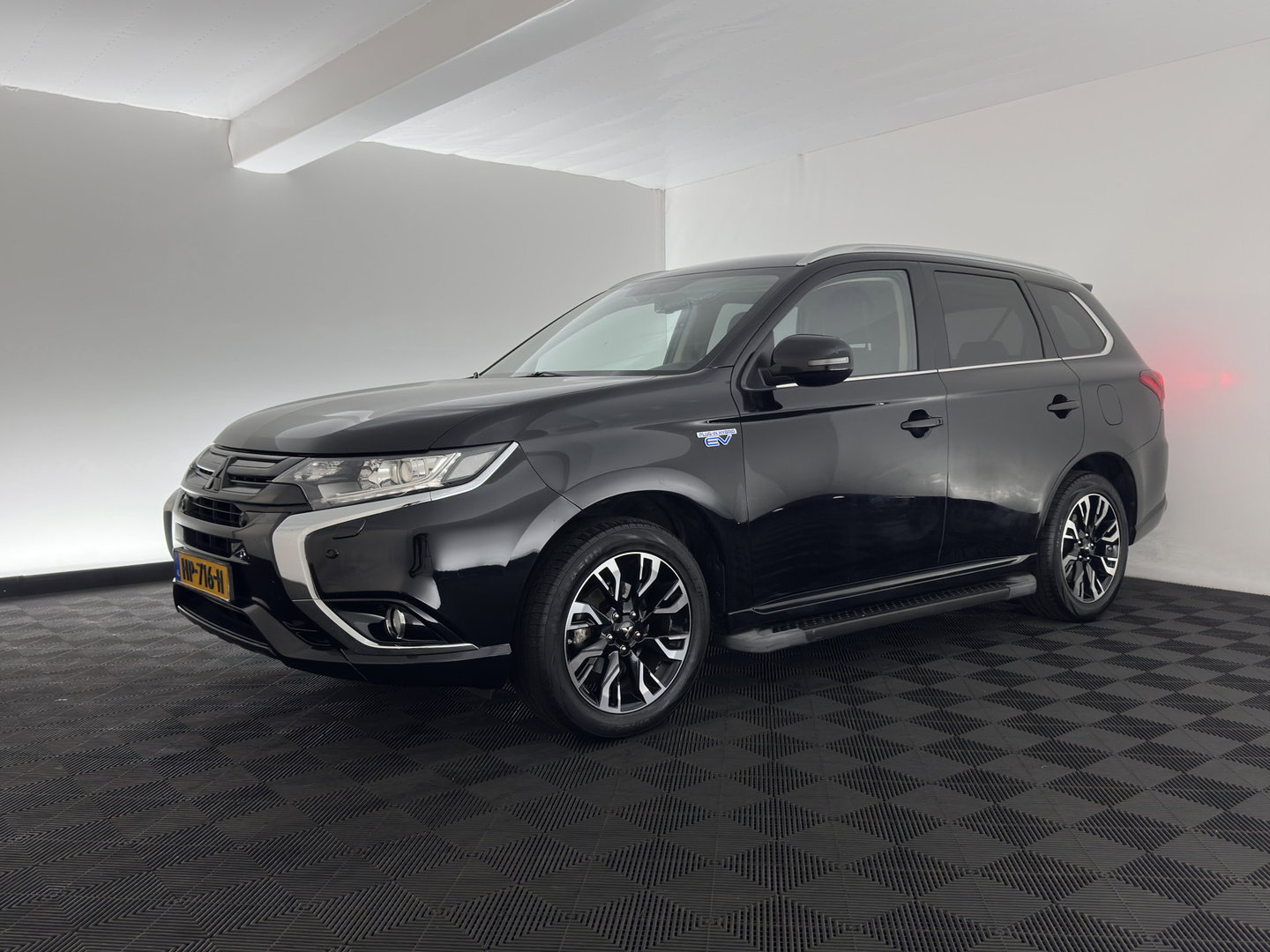 Mitsubishi Outlander 2.0 PHEV Executive Edition Aut. *LEATHER-MICROFIBRE | NAVI-FULLMAP | KEYLESS | HEATED-COMFORTSEATS | ECC | SHIFTPADDLES | PDC | CRUISE | PRIVACY-GLASS | TOWBAR | 18''ALU*