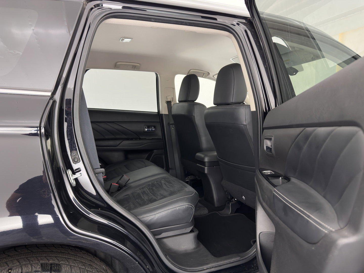 Mitsubishi Outlander 2.0 PHEV Executive Edition Aut. *LEATHER-MICROFIBRE | NAVI-FULLMAP | KEYLESS | HEATED-COMFORTSEATS | ECC | SHIFTPADDLES | PDC | CRUISE | PRIVACY-GLASS | TOWBAR | 18''ALU*