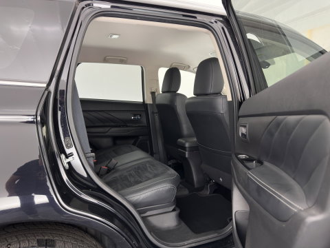 Mitsubishi Outlander 2.0 PHEV Executive Edition Aut. *LEATHER-MICROFIBRE | NAVI-FULLMAP | KEYLESS | HEATED-COMFORTSEATS | ECC | SHIFTPADDLES | PDC | CRUISE | PRIVACY-GLASS | TOWBAR | 18''ALU*