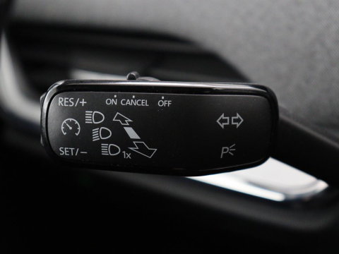 Škoda Enyaq iV 60 | SOH 92.1% | Trekhaak | Stuur/stoel verwarming | Half Leder | Cruise control | Camera | Carplay | Standkachel | Sfeerverlichting | 21''