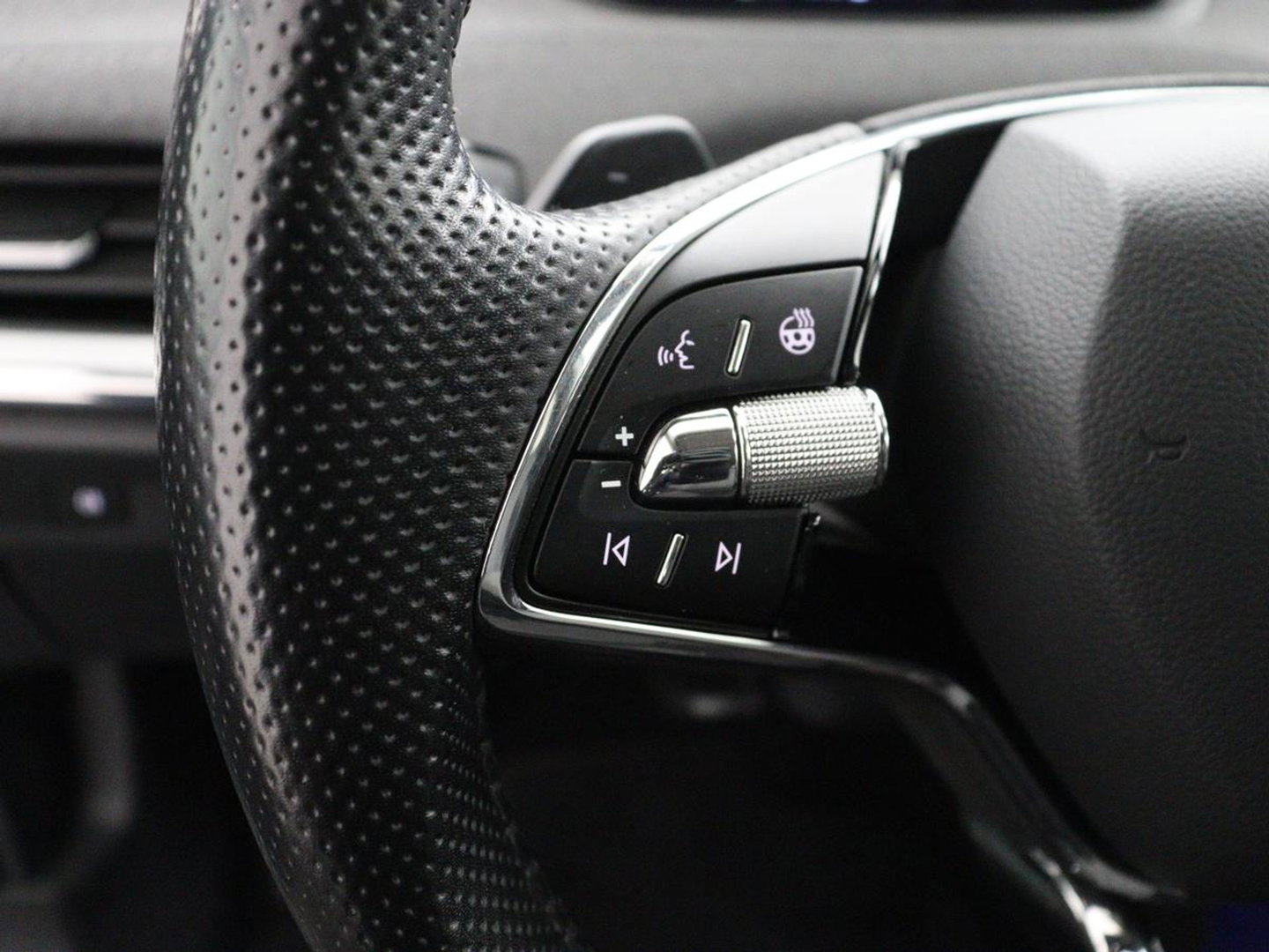 Škoda Enyaq iV 60 | SOH 92.1% | Trekhaak | Stuur/stoel verwarming | Half Leder | Cruise control | Camera | Carplay | Standkachel | Sfeerverlichting | 21''
