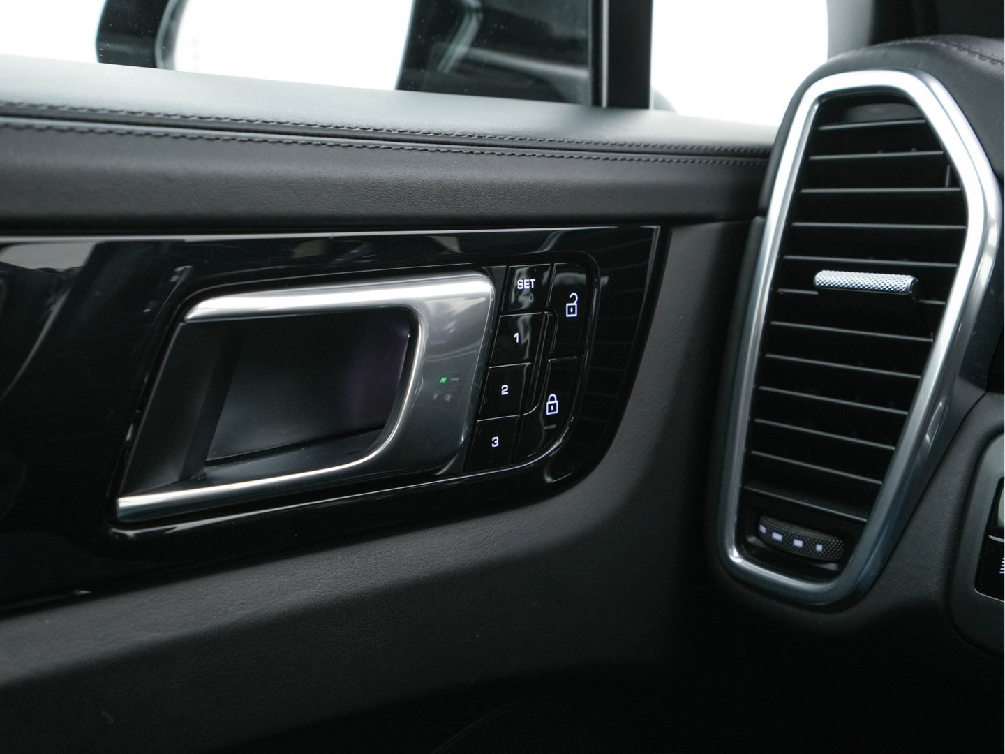 Porsche Cayenne 3.0 E-Hybrid (Plug-in) (INCL.BTW) *PANO | HEAD-UP | LEATHER | ADAPTIVE-CRUISE | FULL-LED | TOP-VIEW | BOSE-SOUND | MEMORY-PACK | SPORT-CHRONO | HEATED-COMFORTSEATS | KEYLESS | NAVI-FULLMAP | PRIVACY-GLASS |  22''AL